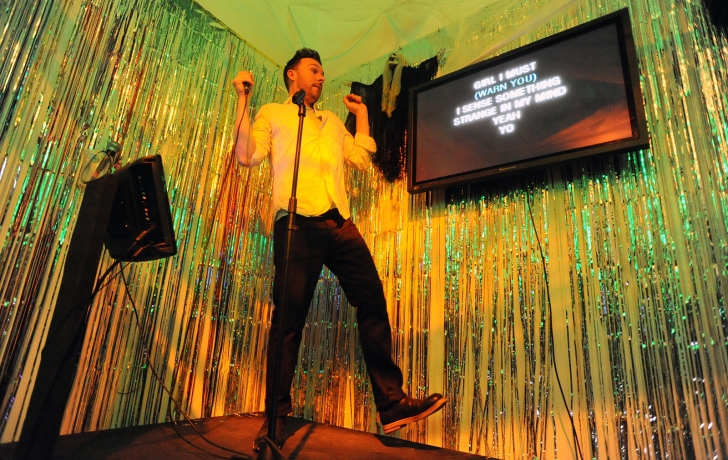 Choire Sicha belts out Bell Biv DeVoe's "Poison." Photo: Carl Glassman/Tribeca Trib Choire Sicha belts out Bell Biv DeVoe's "Poison." Photo: Carl Glassman/Tribeca Trib